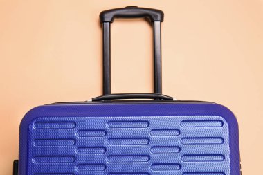 Renkli arka planda paketlenmiş giysileri olan bavul
