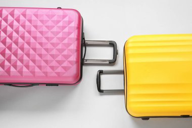 Açık arkaplanda paketlenmiş giysileri olan bavullar