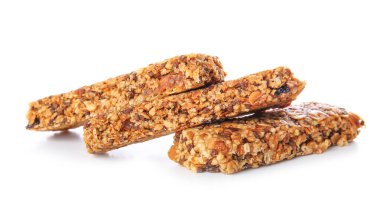 Beyaz zemin üzerine lezzetli granola barlar