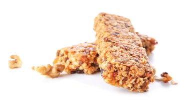 Beyaz zemin üzerine lezzetli granola barlar