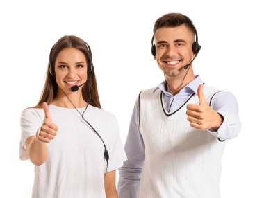 Teknik destek ajanları beyaz arka planda baş parmak hareketi gösteriyor.