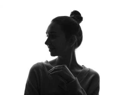 Beyaz arka planda güzel genç bir kadının silueti.