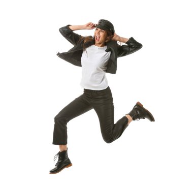 Beyaz arka planda zıplayan şık bir kadın.