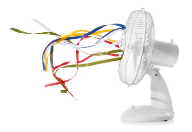 Beyaz arkaplanda çırpınan kurdeleleri olan elektrikli vantilatör