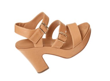 Beyaz arka planda uçan kadın ayakkabısı.