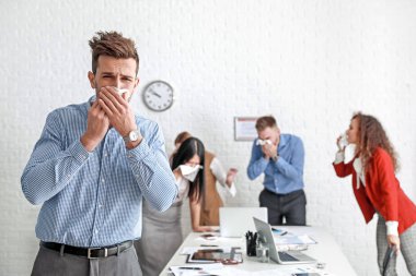 Yanan ofis binasındaki insanların tahliyesi