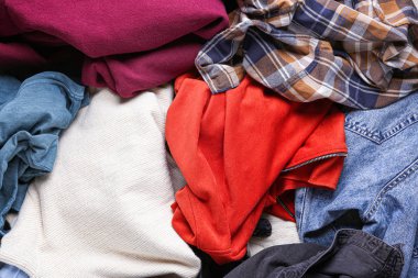 Bir yığın farklı kıyafet, üst manzara.