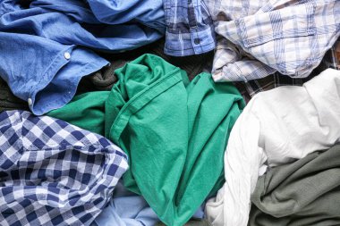 Bir yığın farklı kıyafet, üst manzara.