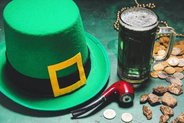 St. Patrick Günü için renk arkaplanı kompozisyonu