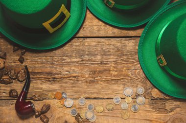 Ahşap arka plan üzerinde St Patrick's Day için kompozisyon