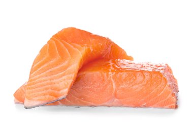 Beyaz arkaplanda çiğ somon filetosu