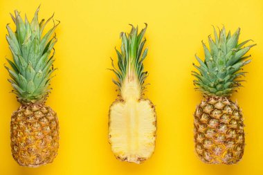Renk arka plan üzerinde olgunlaşmış taze ananas
