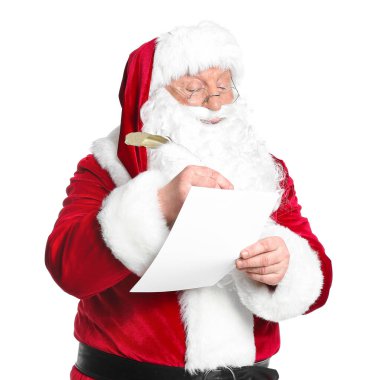 Noel Baba beyaz arka planda hediyelerin listesini yapıyor.