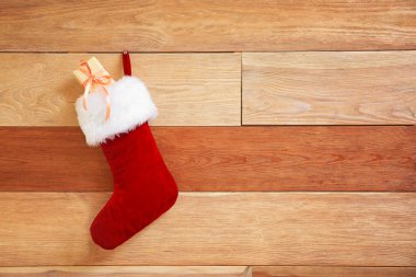 Noel çorabı ve hediye asılı ahşap duvar