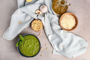 Gri arka planda malzemeli pesto sosu
