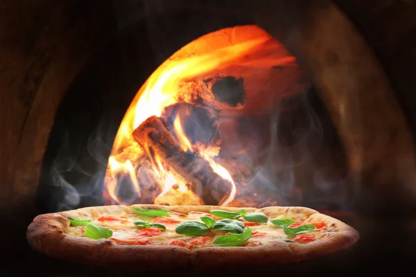Heißes Pizzabacken im Brennholzofen — Stockfoto