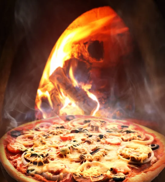 Varm pizza bakning i vedeldad ugn — Stockfoto