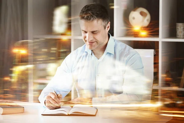 Reifer Geschäftsmann arbeitet nachts im Büro, Blick durchs Fenster — Stockfoto