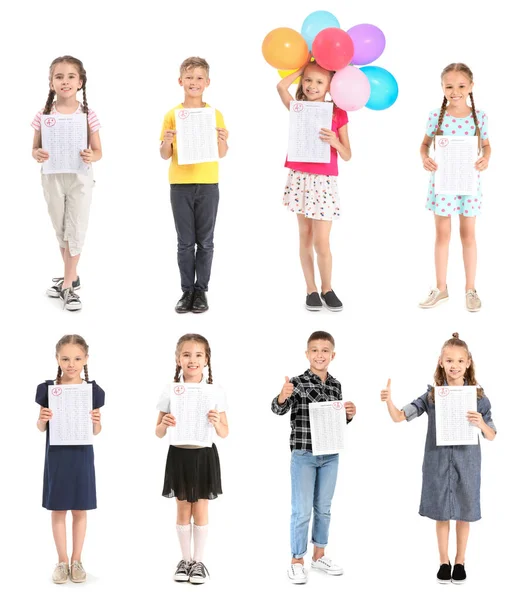 Niños felices con resultados de la prueba escolar sobre fondo blanco —  Fotos de Stock