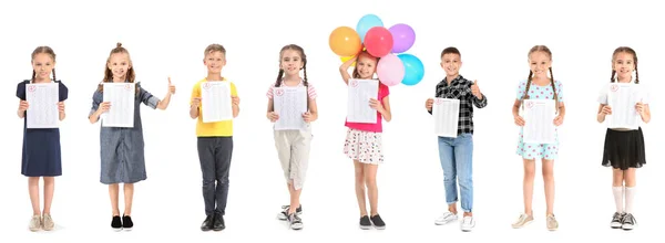 Crianças felizes com resultados de teste escolar em fundo branco — Fotografia de Stock