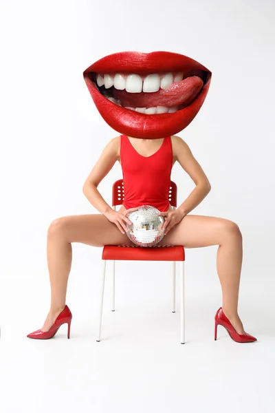 Смішний колаж з жінкою і сексуальні жіночі губи на білому тлі — стокове фото