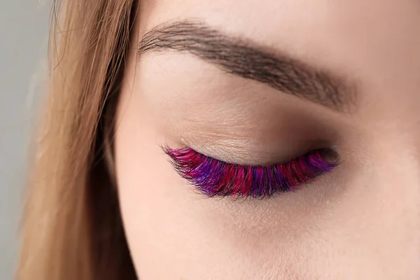 Jeune femme avec des cils créatifs, gros plan — Photo