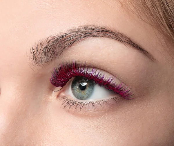 Jeune femme avec des cils créatifs, gros plan — Photo