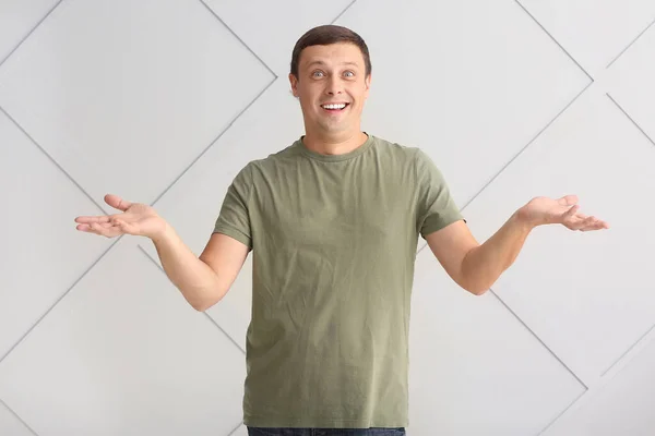 Portrait of surprised man on grey background — Stock Photo, Image