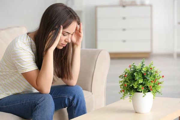 Depressive Frau sitzt zu Hause auf Sofa — Stockfoto