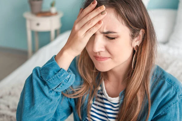 Porträt einer besorgten jungen Frau zu Hause — Stockfoto