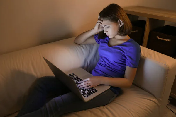 Adolescente avec ordinateur portable à la maison tard dans la soirée — Photo