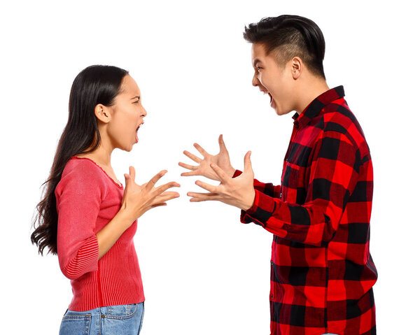 Ссорились азиатская пара на белом фоне
