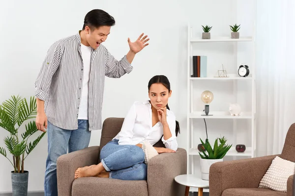 Quarrelling Asian couple at home — Stock Photo, Image