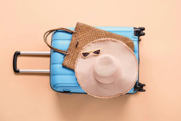 Bőrönd, kalap, táska és napszemüveg színes háttér — Stock Fotó