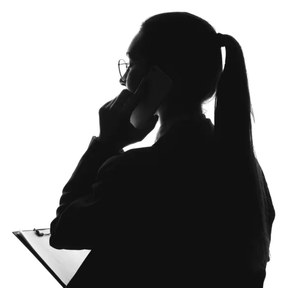 Silhouette gyönyörű üzletasszony beszél mobiltelefon fehér háttér — Stock Fotó