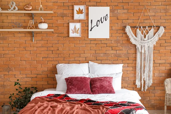 Sonbahar desenli modern yatak odasının şık iç tasarımı. — Stok fotoğraf