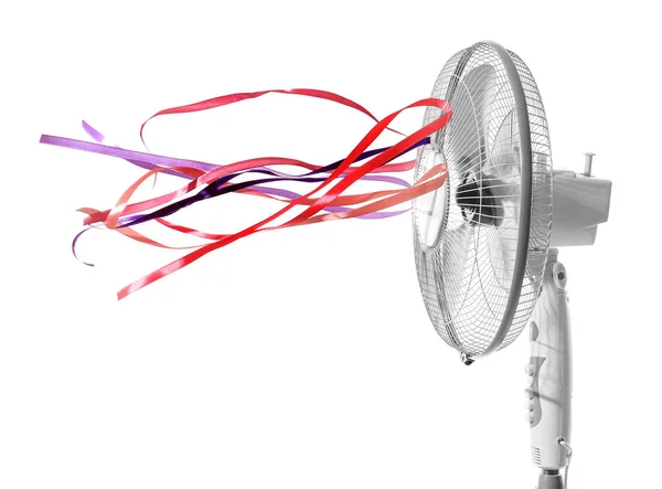 Ventilatore elettrico con nastri svolazzanti su fondo bianco — Foto Stock