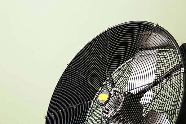 Renk arkaplan üzerinde elektrikli fan, yakın plan — Stok fotoğraf