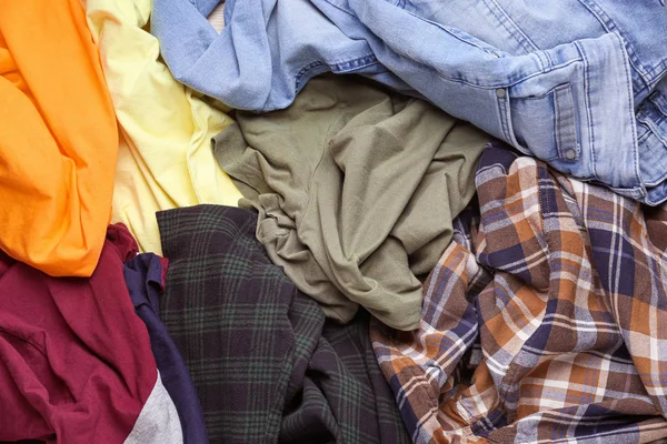 Bir yığın farklı kıyafet, üst manzara.