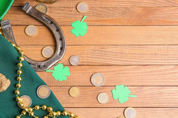 Composición para el Día de San Patricio sobre fondo de madera — Foto de Stock