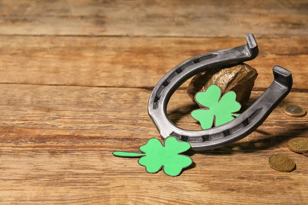 Composición para el Día de San Patricio sobre fondo de madera —  Fotos de Stock