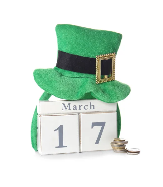 Sombrero y calendario de duende sobre fondo blanco. Celebración del Día de San Patricio — Foto de Stock