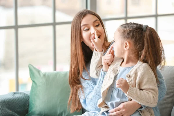 Klein meisje en moeder tijd doorbrengen samen thuis — Stockfoto