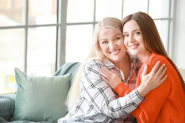Jonge vrouw en moeder brengen tijd samen door thuis — Stockfoto