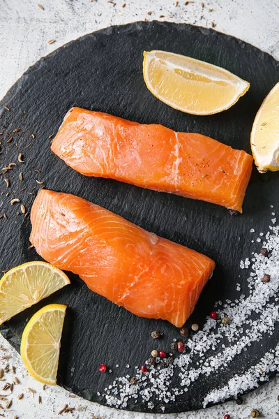 Filete de salmón crudo en la mesa —  Fotos de Stock