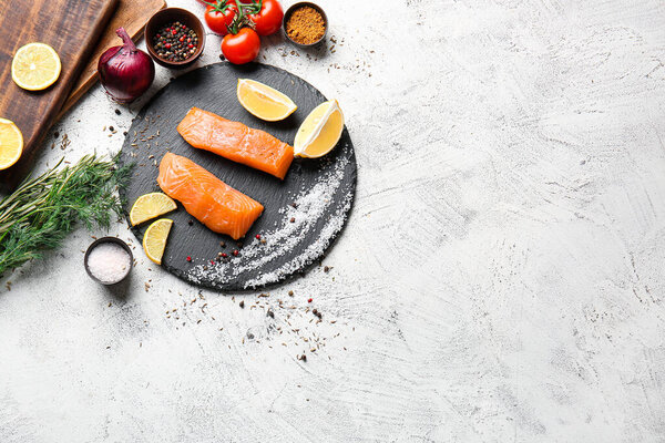 Композиция с сырым лососем на столе
