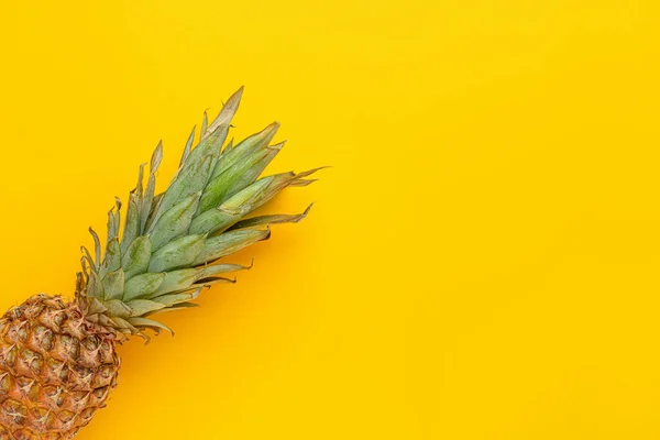 Ananas frais mûr sur fond de couleur — Photo
