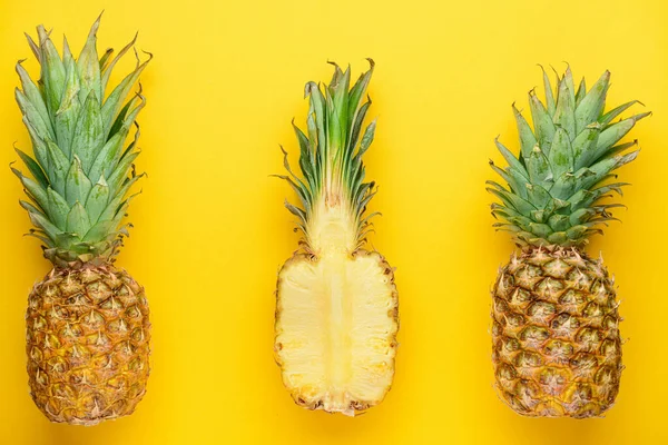 Ananas frais mûrs sur fond de couleur — Photo