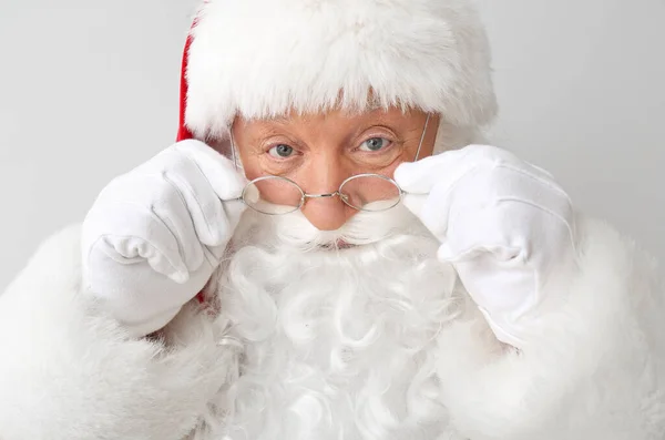 Retrato de Papai Noel sobre fundo claro — Fotografia de Stock