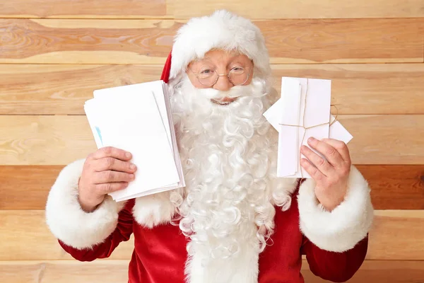 Papai Noel com letras sobre fundo de madeira — Fotografia de Stock